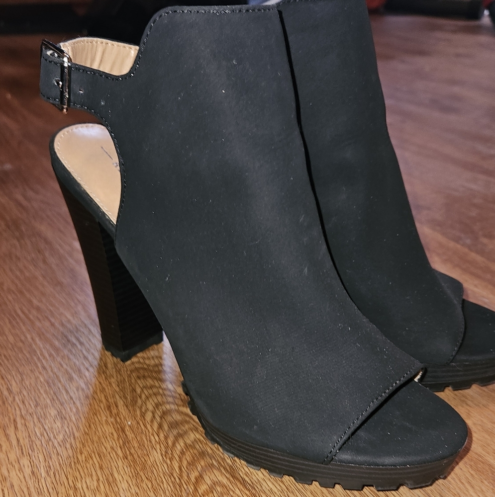 Report Women's Peep Toe Heels with treaded sole Lilian 9 M